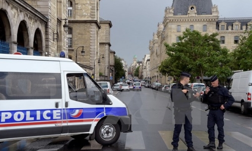 Tấn công bên ngoài nhà thờ ở Paris: Thủ phạm tự nhận là chiến binh IS